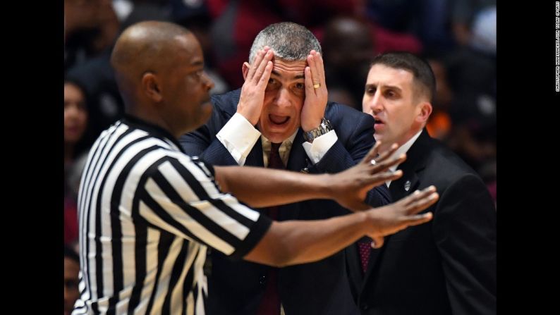 El entrenador de Carolina del Sur, Frank Martin, reacciona durante un partido del torneo SEC contra Alabama el viernes 10 de marzo.