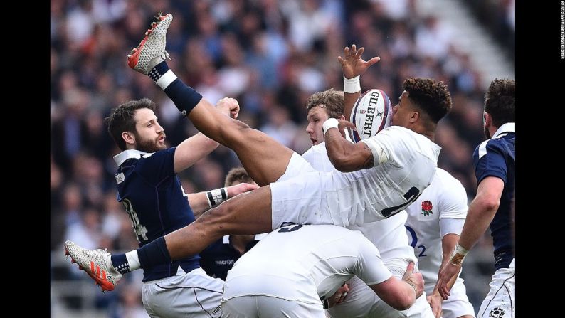 Anthony Watson, de Inglaterra, atrapa el balón durante un partido del Torneo de las Seis Naciones en Londres el sábado 11 de marzo.