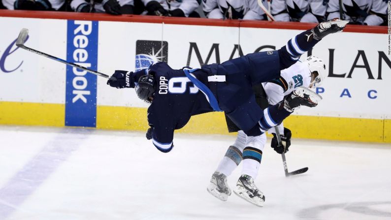 Andrew Copp, de Winnipeg, choca con Marcus Sorensen, de San José, durante su partido de la NHL el lunes 6 de marzo.