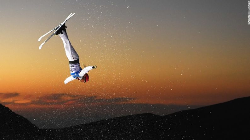 Catrine Lavallee, esquiadora canadiense de estilo libre, vuela por los aires durante su participación en el Campeonato del Mundo en Sierra Nevada, España, el viernes 10 de marzo.