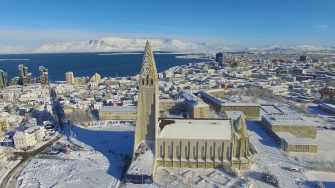 La población de Islandia se ha mantenido relativamente desconectada del resto del mundo y hoy, el 90% de su población es considerada puramente islandesa.