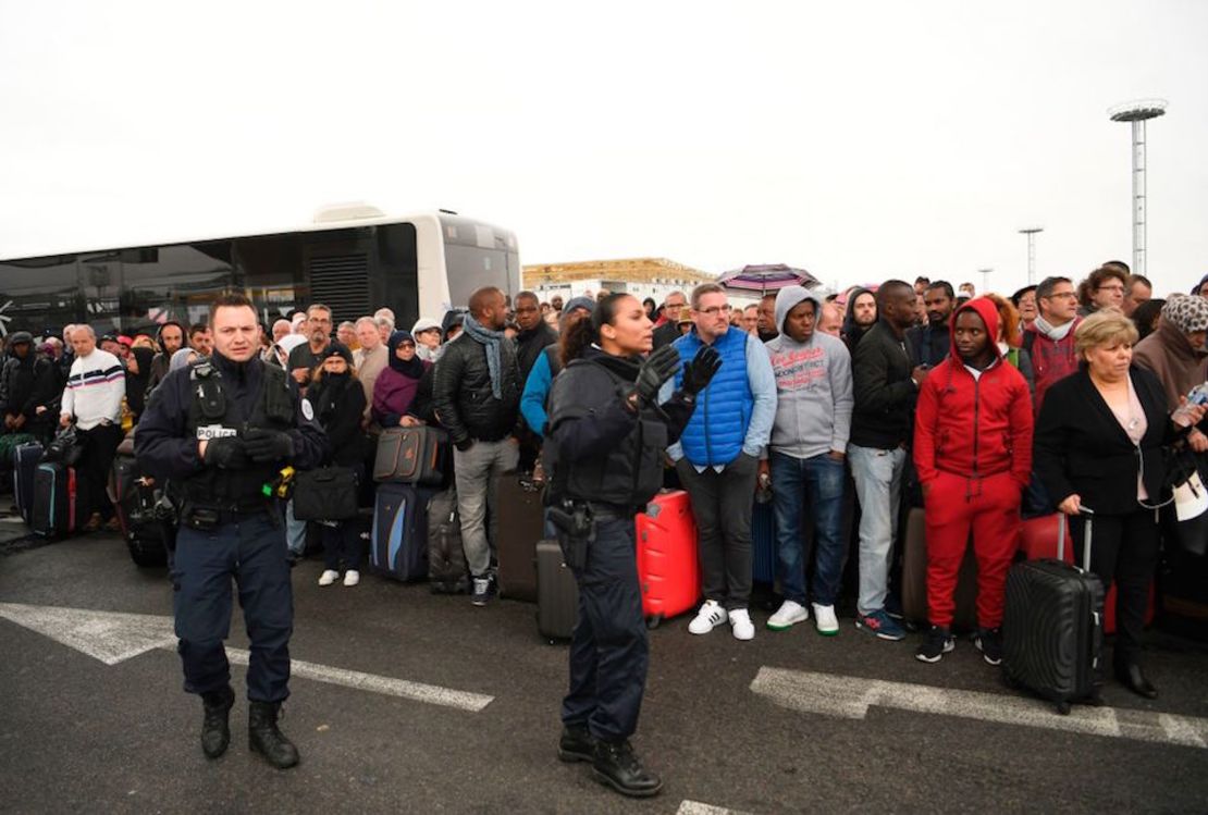 Operativo policial en el aeropuerto de París-Orly.