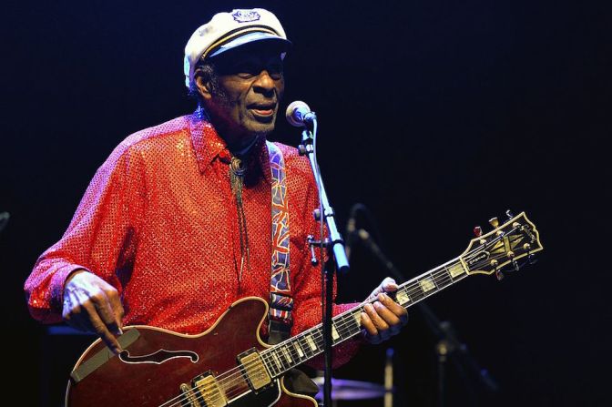 Chuck Berry, pionero de la música y considerado el "padre del Rock 'n' Roll", fue encontrado muerto el pasado 18 de marzo en su residencia de St. Louis, en Estados Unidos. Tenía 90 años.