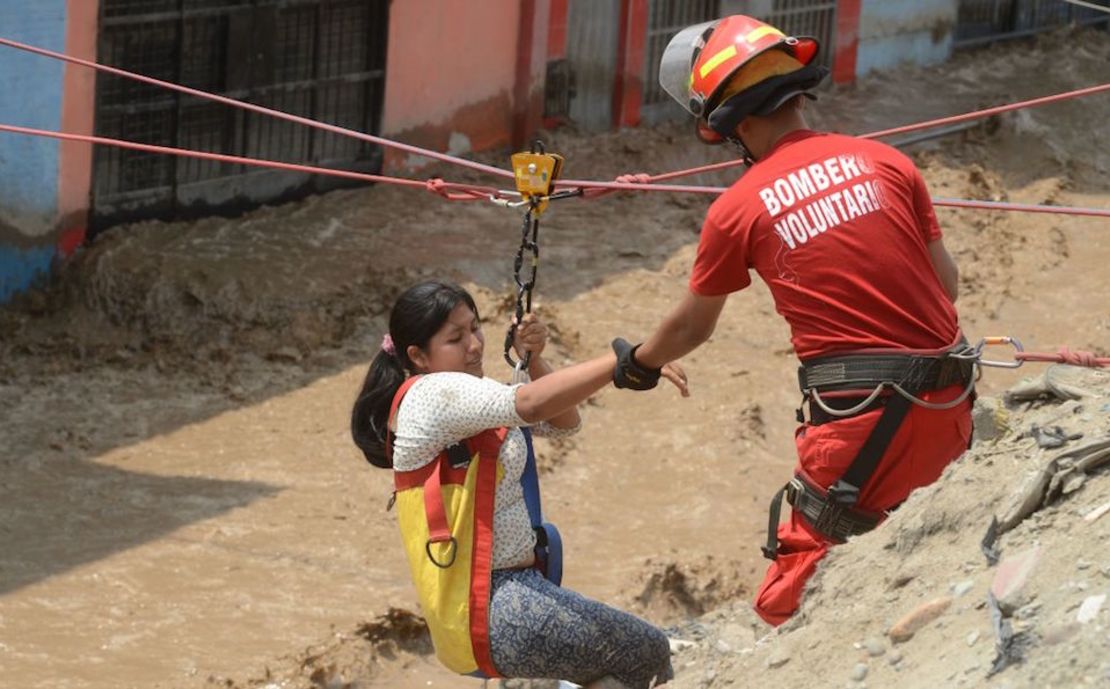 Operativo de rescate en la localidad de Huachipa, en Perú.