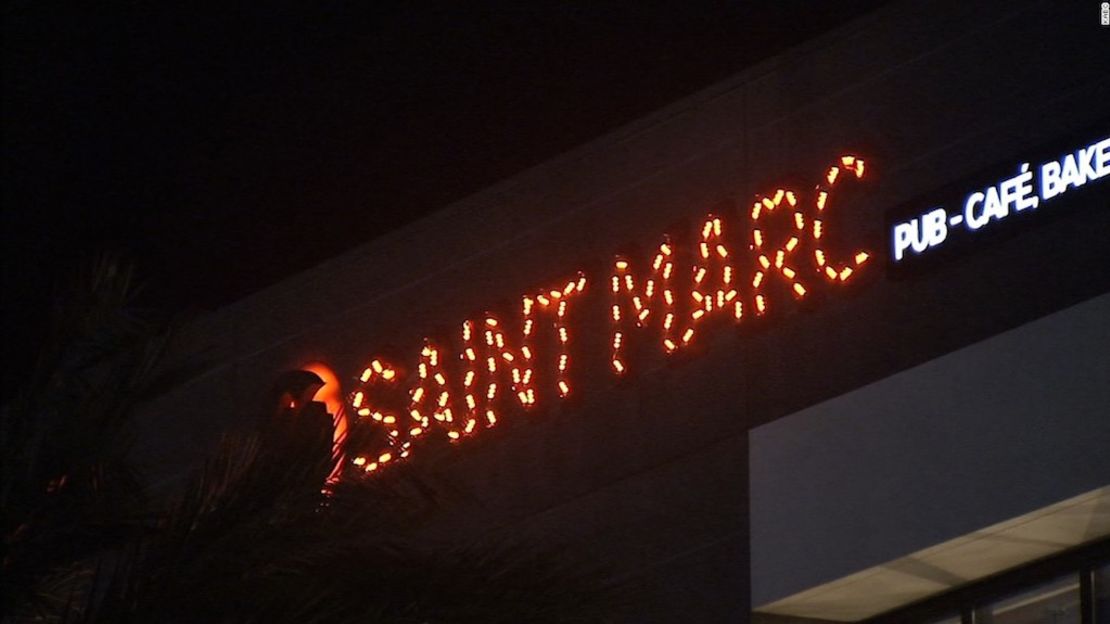El incidente ocurrió en el pub-café Saint Marc en Huntington Beach, California.