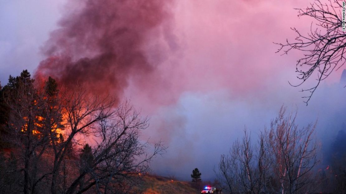 Densas columnas de humo se levantan hacia el cielo este 19 de marzo en Boulder, Colorado. Las autoridades todavía investigan la causa del incendio.
