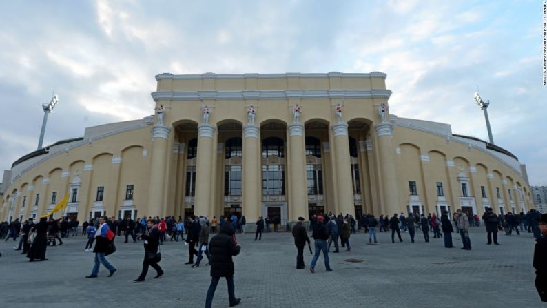 Estadio de Ekaterimburgo, Ekaterimburgo. Situado a 1.600 kilómetros al este de Moscú, el estadio de Ekaterinburg conservará los pilares neoclásicos soviéticos originales mientras que se le han agregado remodelaciones modernas y soportes temporales.