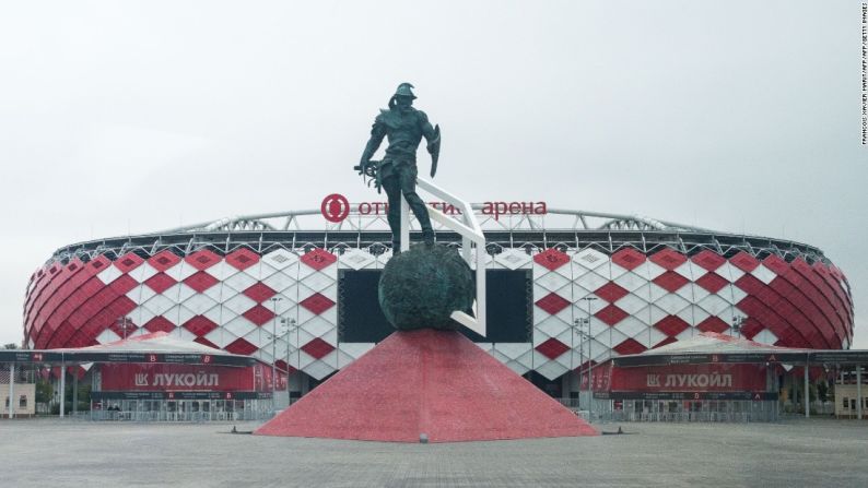 Estadio del Spartak de Moscú, Moscú. Construido para albergar para ser el hogar del Spartak Moscú, el "equipo del púeblo" que no tuvo escenario propio durante casi un siglo, el estadio para 43.298 espectadores continuará mostrando su gran valor mucho después de la Copa del Mundo. La fachada presenta cientos de diamantes rojos y blancos que representan el logo del Spartak, que cambian de color cuando la selección rusa juega allí.