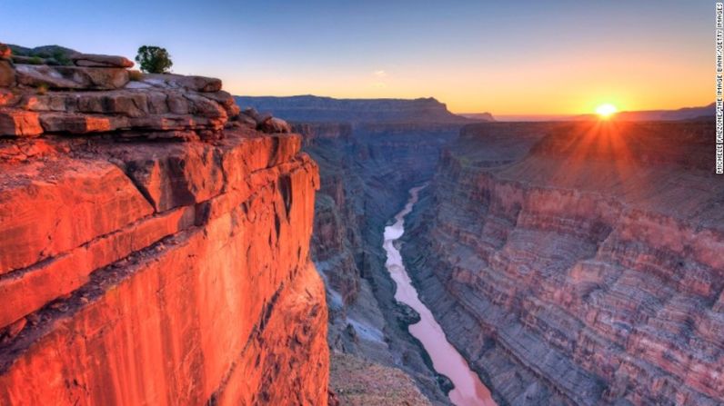 Parque Nacional del Gran Cañón, Arizona — Es el segundo parque nacional más popular del país. El Gran Cañón fue protegido como un monumento nacional por el entonces presidente Theodore Roosevelt. Ver el amanecer en el borde norte del parque es majestuoso.