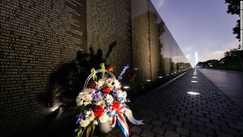 Monumento a los veteranos de Vietnam, Washington — Diseñado por Maya Lin, el monumento tiene una lista de los más de 58.000 hombres y mujeres que perdieron su vida en la Guerra de Vietnam. Sus nombres están escritos en orden cronológico según la fecha de su muerte.