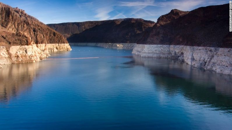 Área Recreativa Nacional del Lago Mead, Arizona/Nevada — El Lago Mead, visto en esta foto desde la represa Hoover, es uno de los puntos más populares para visitar en las más de 600.000 hectáreas del parque entre las que hay cañones, montañas, valles y dos lagos (el otro es el Lago Mohave). También hay nueve áreas silvestres para explorar.