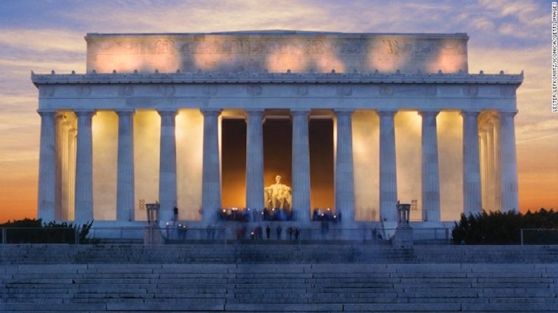 Monumento a Lincoln, Washington — La influencia de Abraham Lincoln en el país es tanta que hay 16 lugares asociados con el legado del presidente número 16 de Estados Unidos. La construcción del Monumento a Lincoln terminó en 1922.