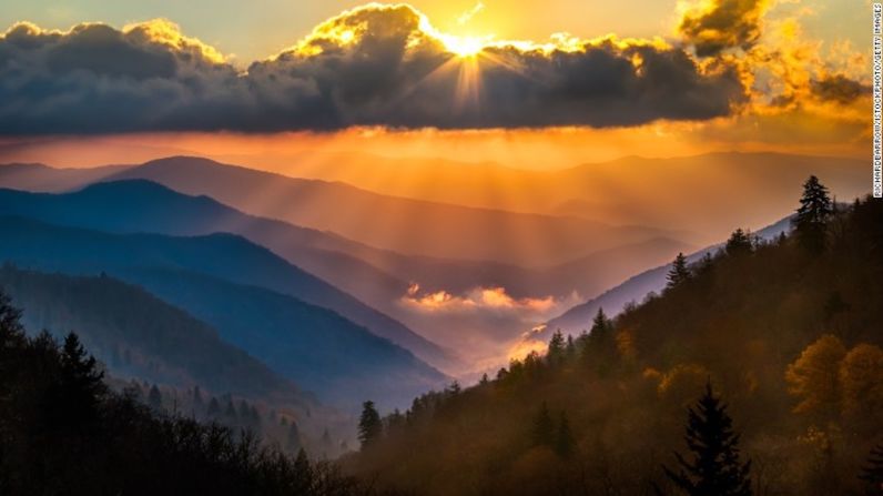 Parque Nacional de las Grandes Montañas Humeantes, Carolina del Norte / Tennessee: El más visitado de los 59 parques nacionales se extiende a lo largo de las montañas entre dos estados, protegiendo una gran variedad de vida animal y vegetal. Te recomendamos ingresar por la entrada sur del parque cerca a Cherokee, Carolina del Norte, para disfrutar de la vista desde el Oconaluftee Overlook.