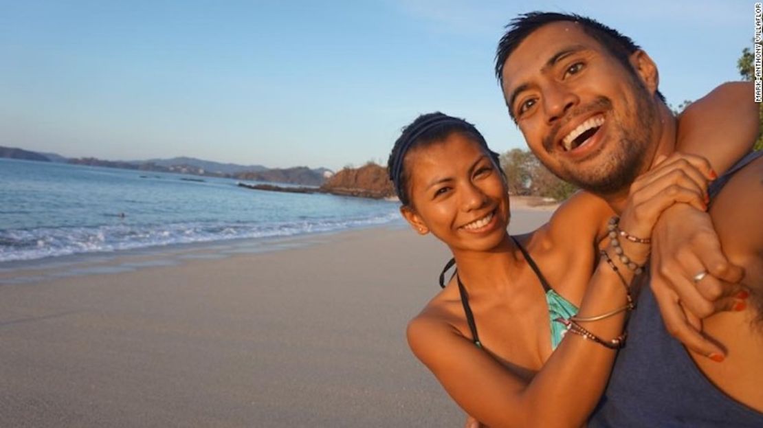 Mark y Camille posan en una playa de Nicaragua.