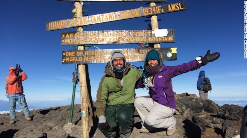 Pico Uhuru — Uno de los momentos más memorables de la luna de miel fue cuando subieron al pico Uhuru, el punto más alto del monte Kilimanjaro, a una altura de 5.895 metros de altura.