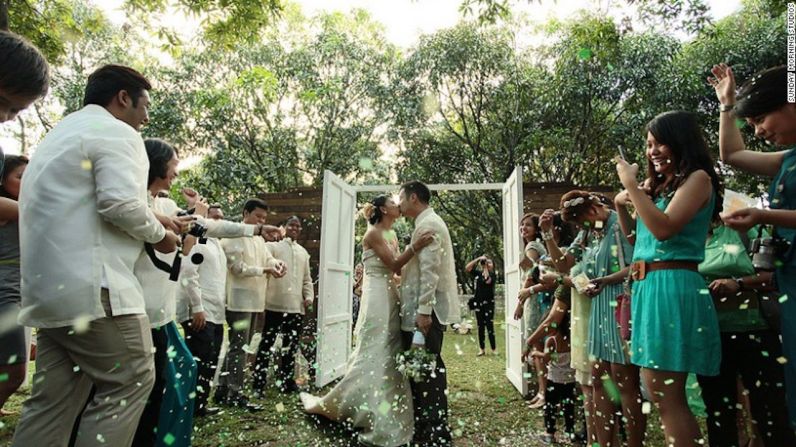 Una historia de amor — La historia de amor de los Villaflor empezó en 2009 cuando se conocieron en un grupo religioso por un amigo. Dos años más tarde, Mark le estaba proponiendo matrimonio a Camille en el hotel W de Hong Kong con la canción "Marry Me" de la banda Train.