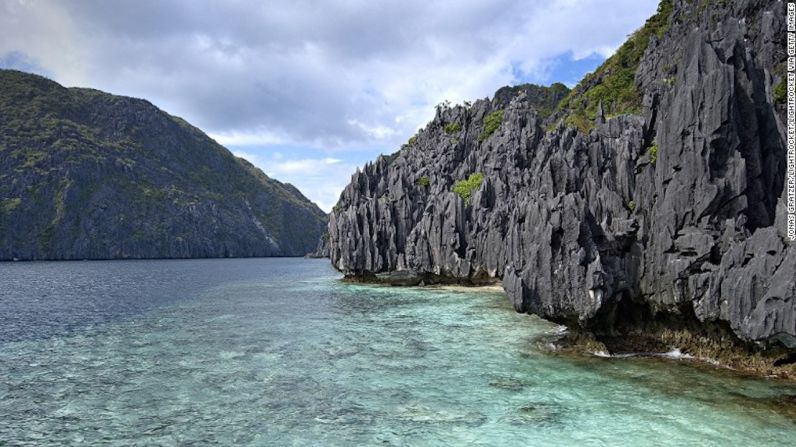 Romance en El Nido — No es difícil enamorarse de El Nido. Ubicada en el suroeste de la isla de Palawan, esta zona es el hogar de parcelas privadas de arena, arrecifes de coral, acantilados de piedra caliza e islas rodeadas de selva.