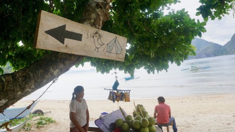 Direcciones — ¿Cómo encontrarlo? Baja en la playa Las Cabañas a unos cuatro kilómetros a las afueras de la ciudad de El Nido y camina por la playa hasta que encuentres un puesto de venta de cocos.