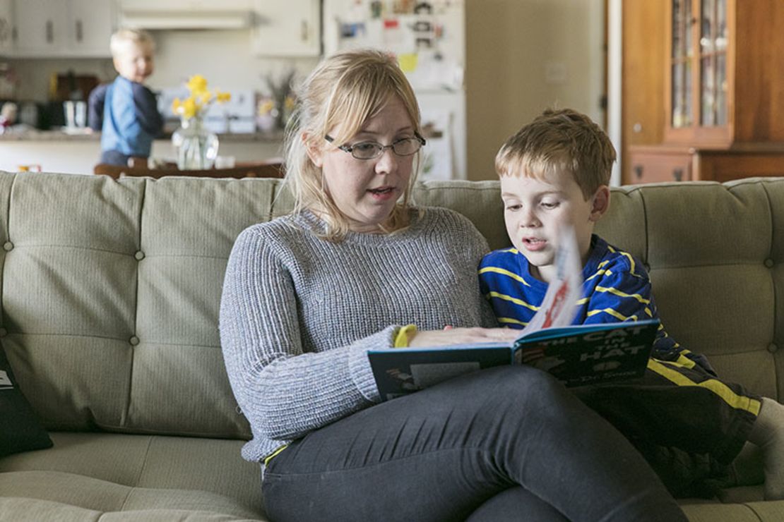 Christie Popp le lee a su hijo Aaron Bullman en Bloomington, Indiana. Popp está esperando a su tercer hijo que nacerá en octubre. Le preocupa que su seguro de salud cambie y no cubra su parto si Obamacare es derogado.