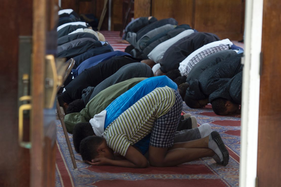 Musulmanes rezan durante un culto del Consejo de Relaciones Islámico Estadounidenses (CAIR, por sus siglas en inglés) en el centro Dar Al-Hijrah, en Falls Church (Virginia).