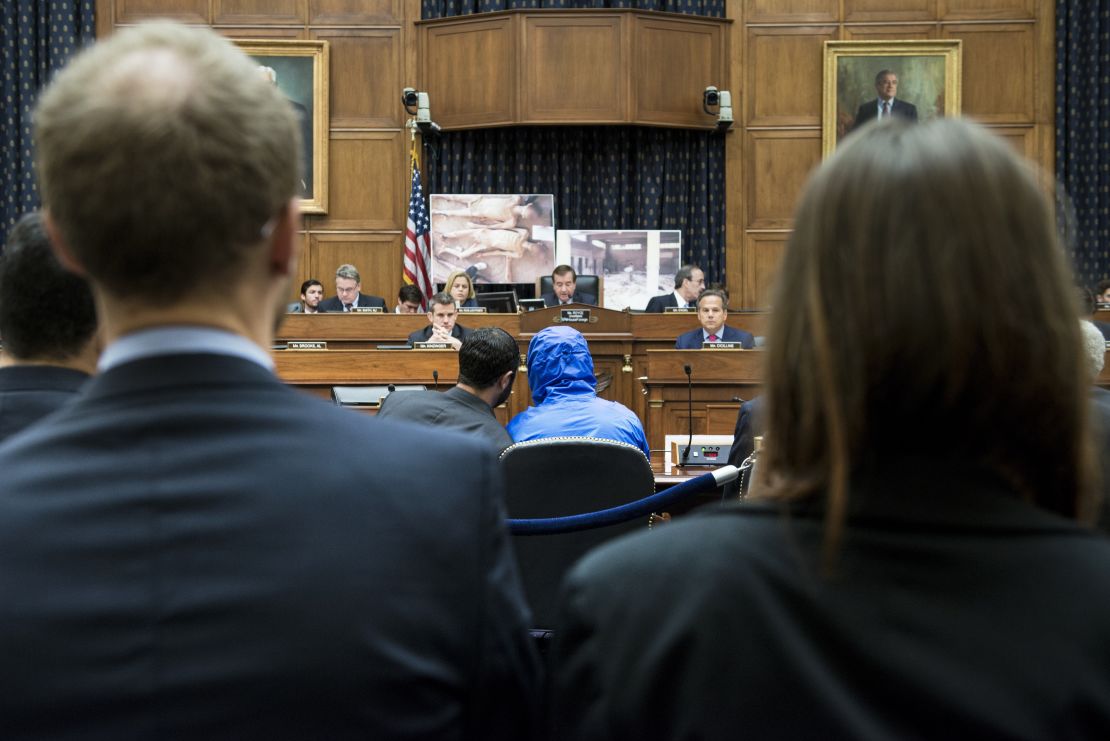 Imagen del 31 de julio del 2014 en la que se ve al desertor sirio "Caesar" (de chaqueta azul) al asistir a una sesión senatorial sobre la tortura en Siria. Allí, muestra las fotos que logró sacar de ese país en la que se muestran los vejámenes en las cárceles del gobierno de Bachar Al Assad.