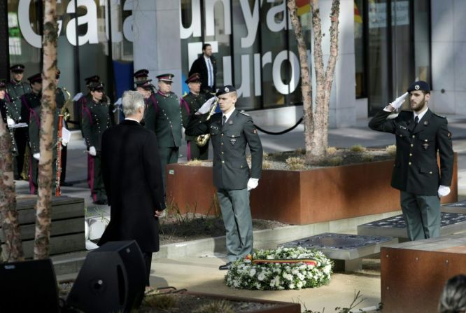 El príncipe Felipe de Bélgica deja una corona de flores en el monumento a las víctimas cerca de las instituciones de la Unión Europea.