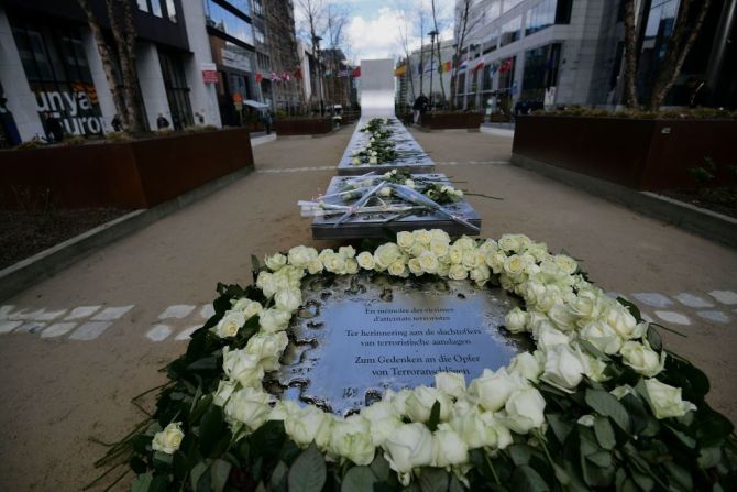 Coronas de flores fueron puestas en la inauguración de un monumento de acero hecho por el escultor Jean-Henri Compere y ubicado en el corazón de la zona donde quedan los edificios de la Unión Europea en Bruselas, para homenajear a las víctimas del atentado de 2016 que se atribuyó ISIS.