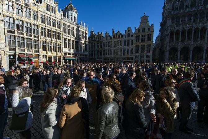 Los atentados terroristas en Bruselas, ocurridos el 22 de marzo de 2016, dejaron 32 muertos y más de 300 heridos. Este miércoles el país rinde homenaje a las víctimas de estos hechos con un acto multitudinario en la Grand Place, en el centro de la capital belga.