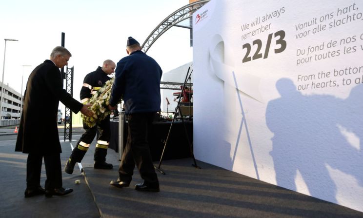 Una hora después de las explosiones del aeropuerto, Khalid El Bakraoui, un ciudadano de 27 años nacido en Bruselas, detonó la carga que llevaba en su cuerpo en una estación del metro de Maelbek casi al final de la hora pico.