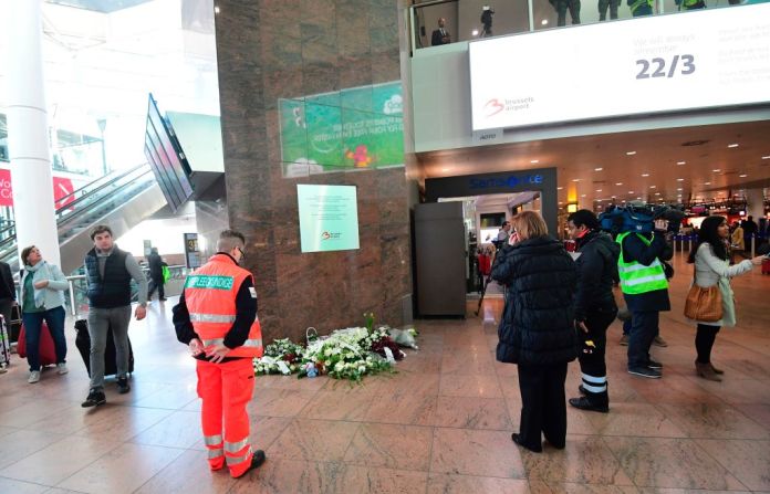 Homenajes en el aeropuerto. Las explosiones del aeropuerto ocurrieron a las 7:58 a.m., hora local, afuera de los puntos de seguridad para pasajeros y cerca de los mostradores de las aerolíneas. Se registraron dos explosiones que ocurrieron con 37 segundos de diferencia. 10 personas murieron.