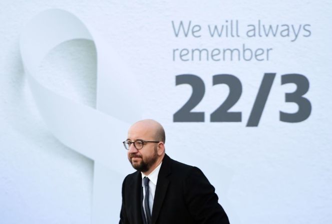 “Siempre lo recordaremos 22/3”, dice un panel de fondo durante la llegada del primer ministro de Bélgica, Charles Michel, a los actos de conmemoración de los ataques en Bruselas este miércoles.