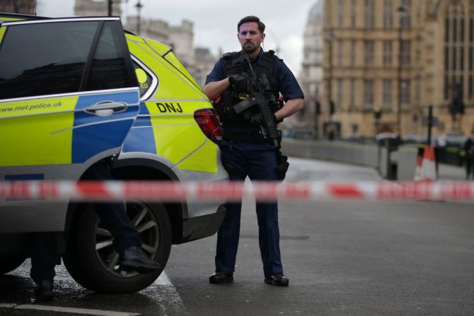 Policía armado a las afueras del Parlamento tras incidente con armas de fuego en Londres.