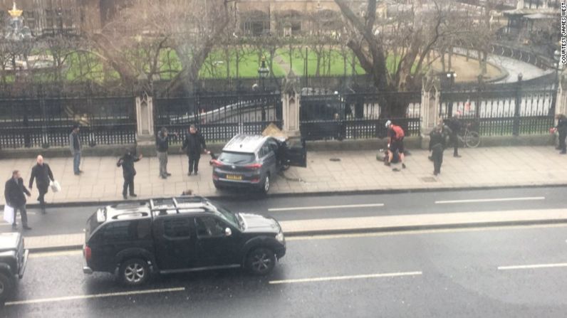 Así se ven las afueras del Parlamento mientras la Policía investiga los hechos.