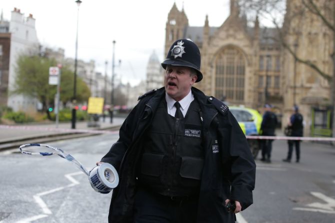 El Parlamento británico permanece bajo cierre y la Policía tiene la zona acordonada.