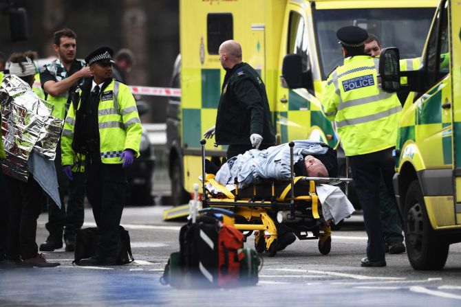 Alrededor del Parlamento británico hay ambulancias atendiendo a las personas heridas.