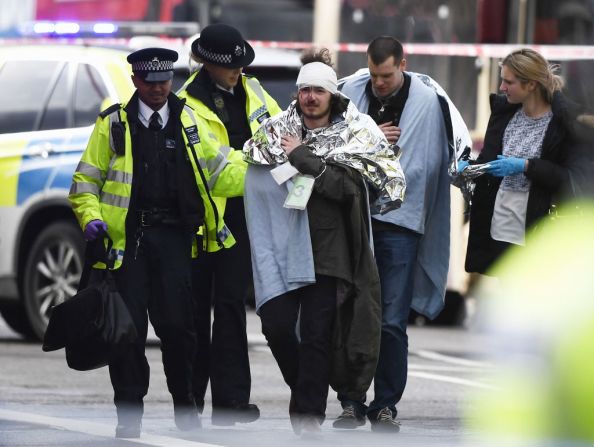 Un herido recibe atención por los servicios de emergencia de Westminster.