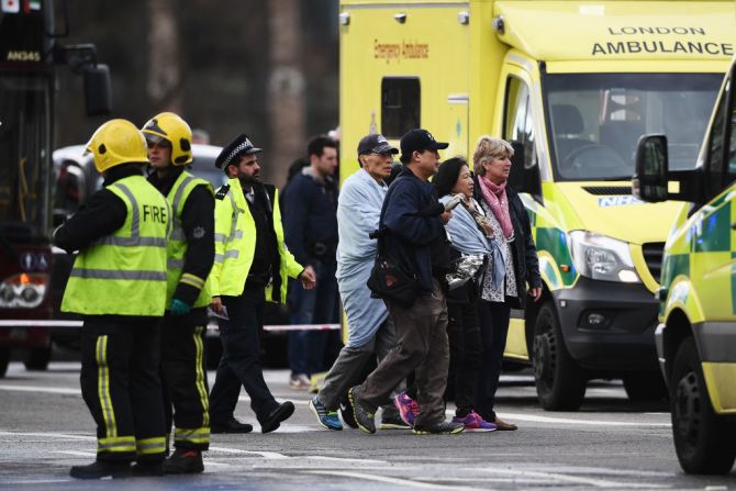 Según reportes de un legislador, un carro embistió la reja del perímetro del Parlamento, y habría embestido a algunas personas.