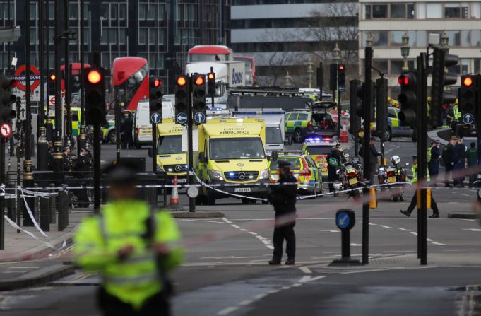 Según los testigos, habría múltiples heridos pues un carro atropelló a un número no determinado de personas en el puente Westminster cerca del Parlamento. Una persona le dijo a CNN que vio al menos a 5 personas lesionadas.