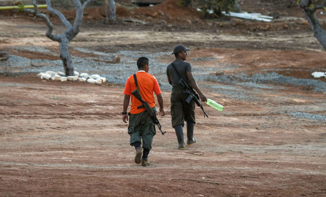 Miembros de las FARC ingresan a una de las zonas vereda les de normalización en las que se reúnen para hacer la transición a la vida civil.