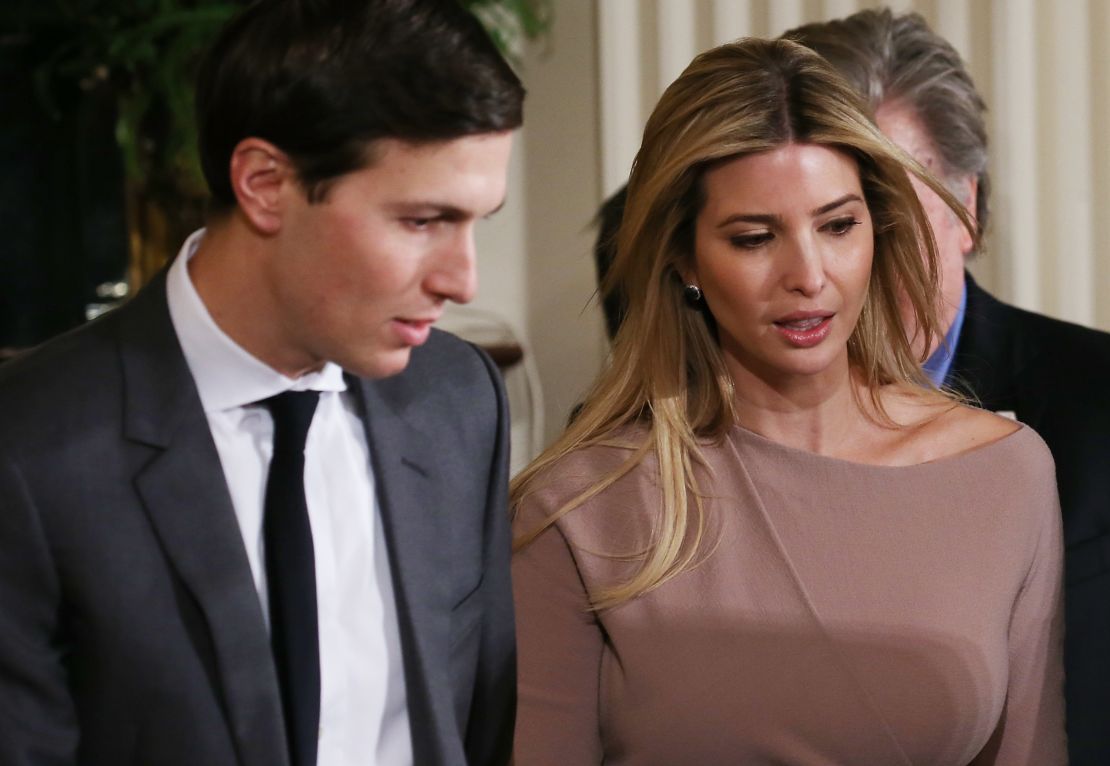 Ivanka Trump (d) y su esposo, Jared Kushner.