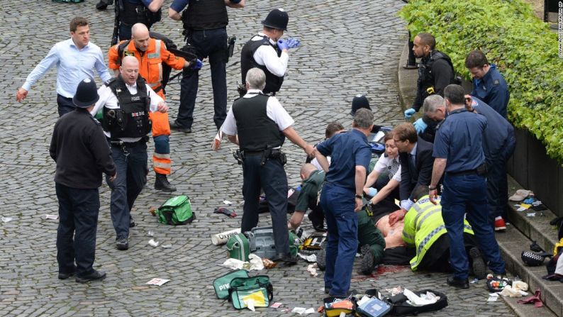 Tobias Ellwood, miembro del Parlamento, conservador, ayudó a un hombre herido que yacía fuera del Palacio de Westminster.