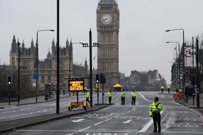 Policías permanecen en el cerrado Puente de Westminster este jueves.