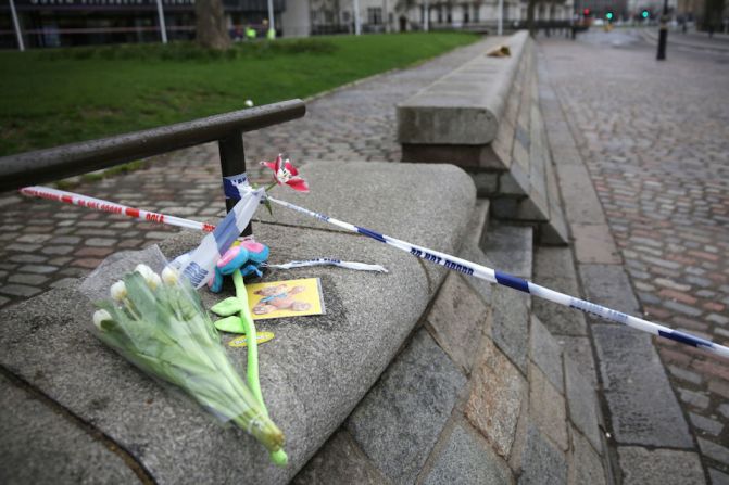 Un ramo de flores en honor a las víctimas cerca de la Abadía de Westminster.