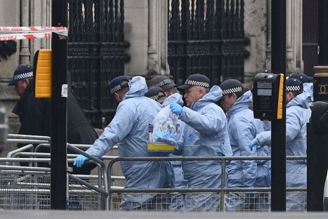 Agentes de policía pasan a través de las puertas del Parlamento.