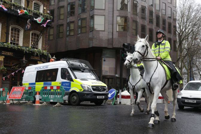 Policía a caballo patrulla las calles del centro de Londres este jueves.