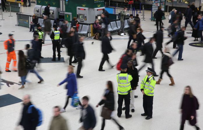 Agentes también patrullan en las estaciones de transporte como la estación Victoria, en el centro de la capital británica.