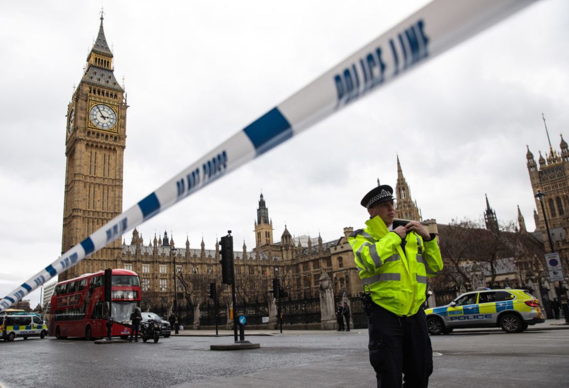 Un policía hace guardia en el puente de Westminster y en el Parlamento británico después de los ataques terroristas en Londres del 22 de marzo.