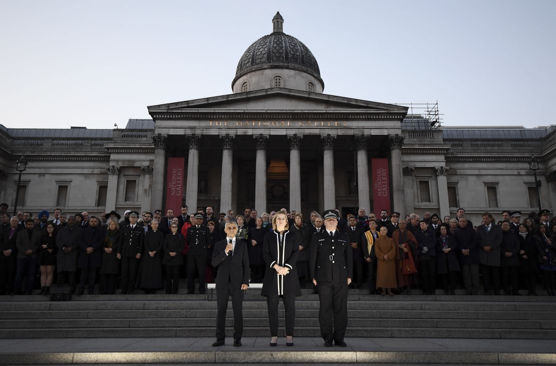 El alcalde de Londres, Sadiq Khan (i) habla durante una vigilia en Trafalgar Square como tributo a las víctimas del ataque.