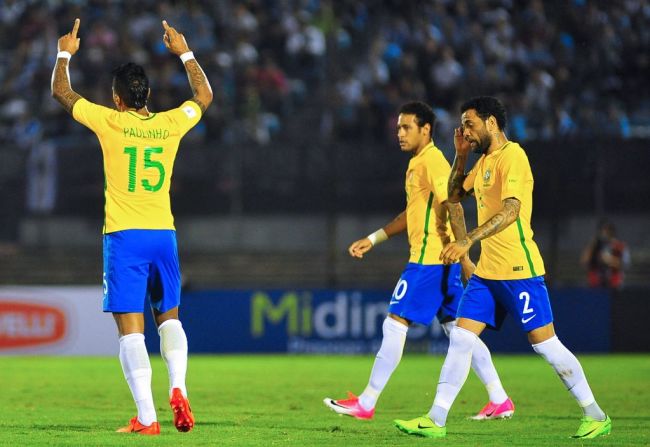 Paulinho hizo triplete ante Uruguay en el Centenario.