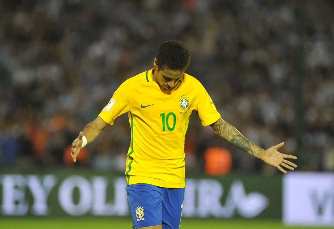 Neymar celebra tras anotarle un gol a Uruguay durante el partido por las eliminatorias sudamericanas del Mundial de Rusia 2018 en Montevideo.